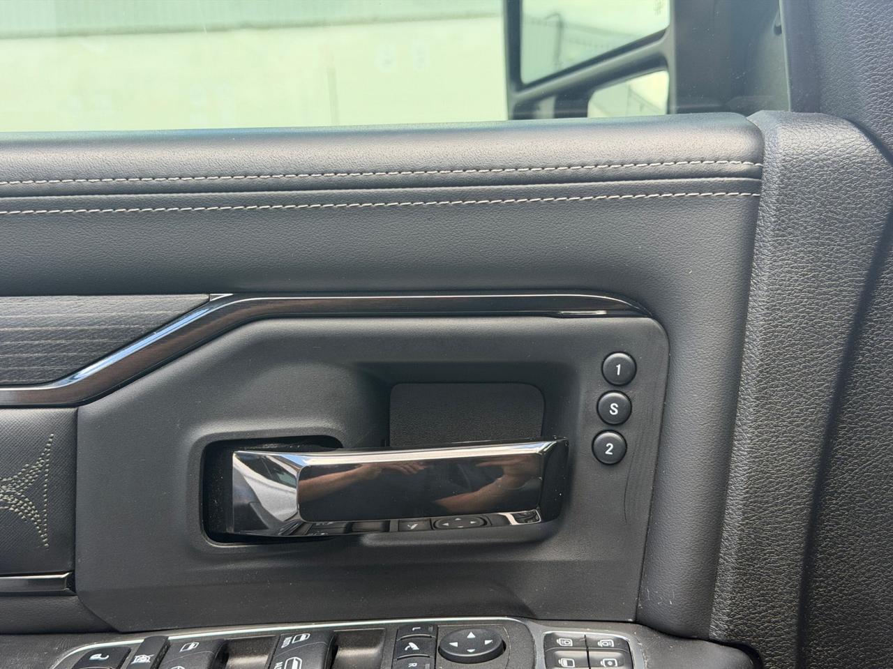 2023 RAM 2500 LIMITED   4x4 CREW CAB 6'4 BOX   NO ACCIDENT   ONE Photo