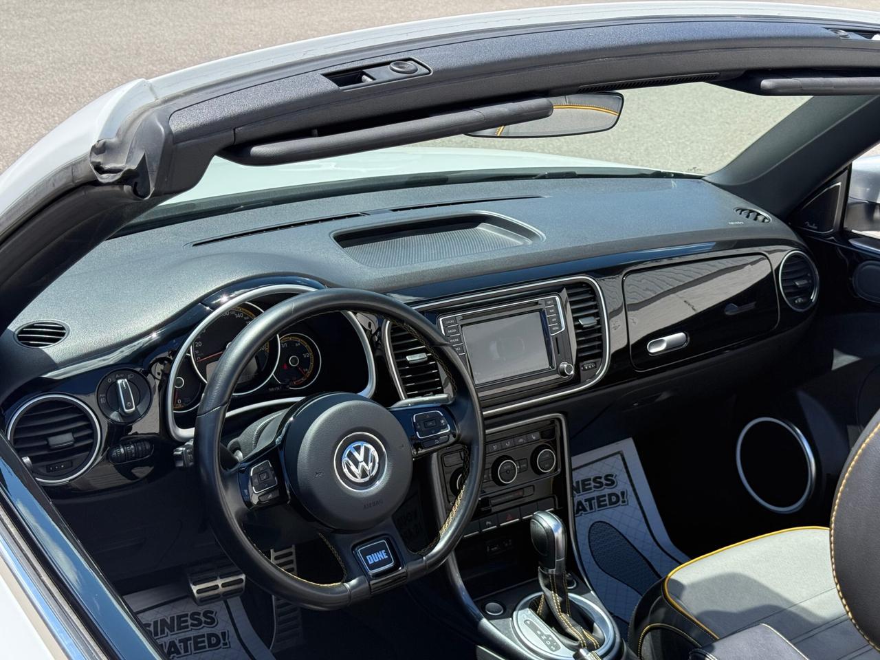 2018 Volkswagen Beetle DUNE   CONVERTIBLE   ONE OWNER   NO ACCIDENT Photo