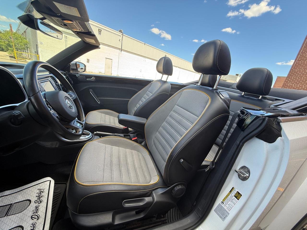2018 Volkswagen Beetle DUNE   CONVERTIBLE   ONE OWNER   NO ACCIDENT Photo
