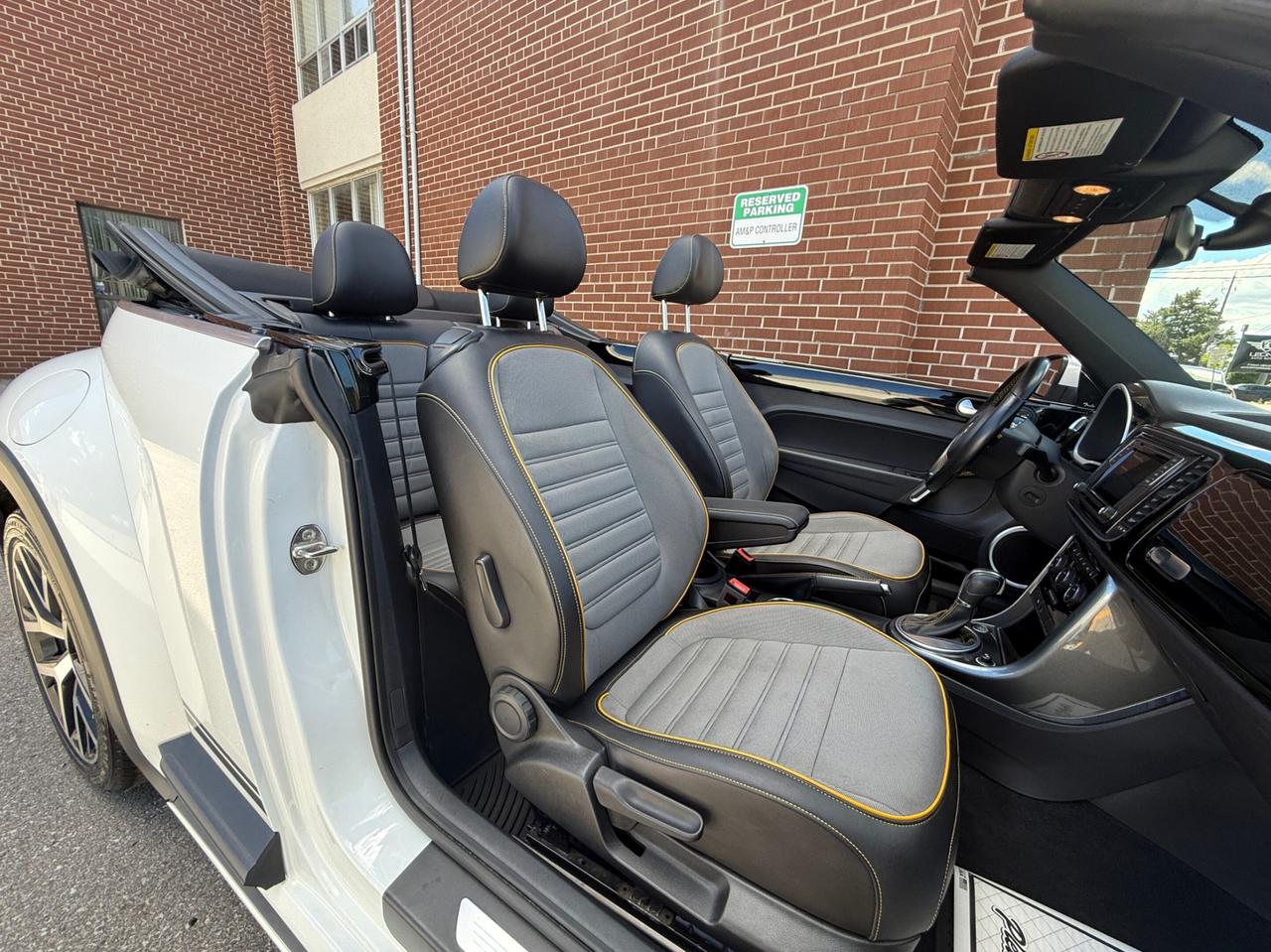 2018 Volkswagen Beetle DUNE   CONVERTIBLE   ONE OWNER   NO ACCIDENT Photo