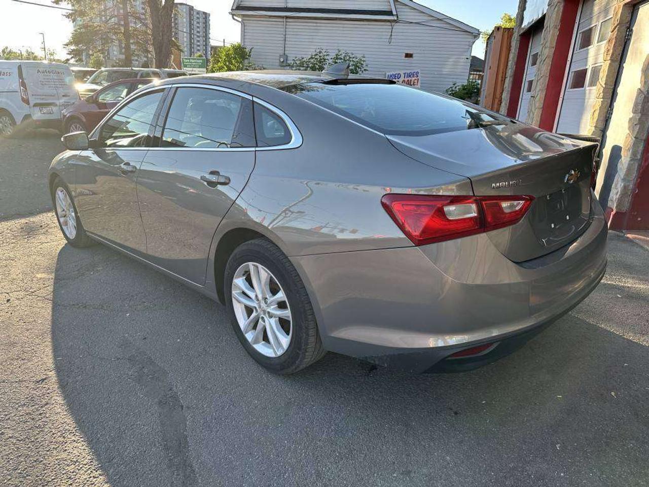 2017 Chevrolet Malibu LT Photo2