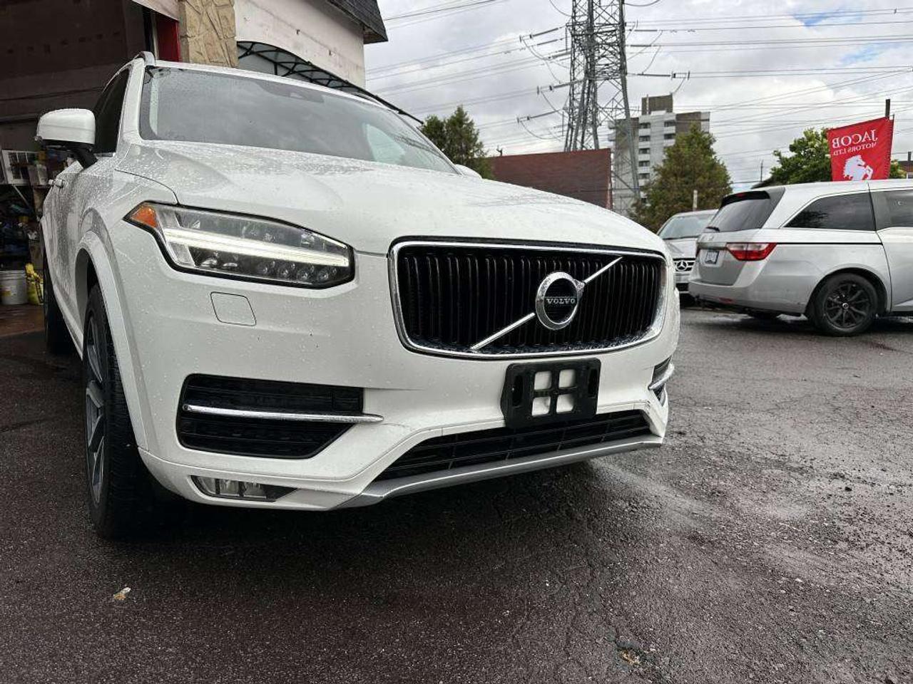 2016 Volvo XC90 T6 Momentum Photo