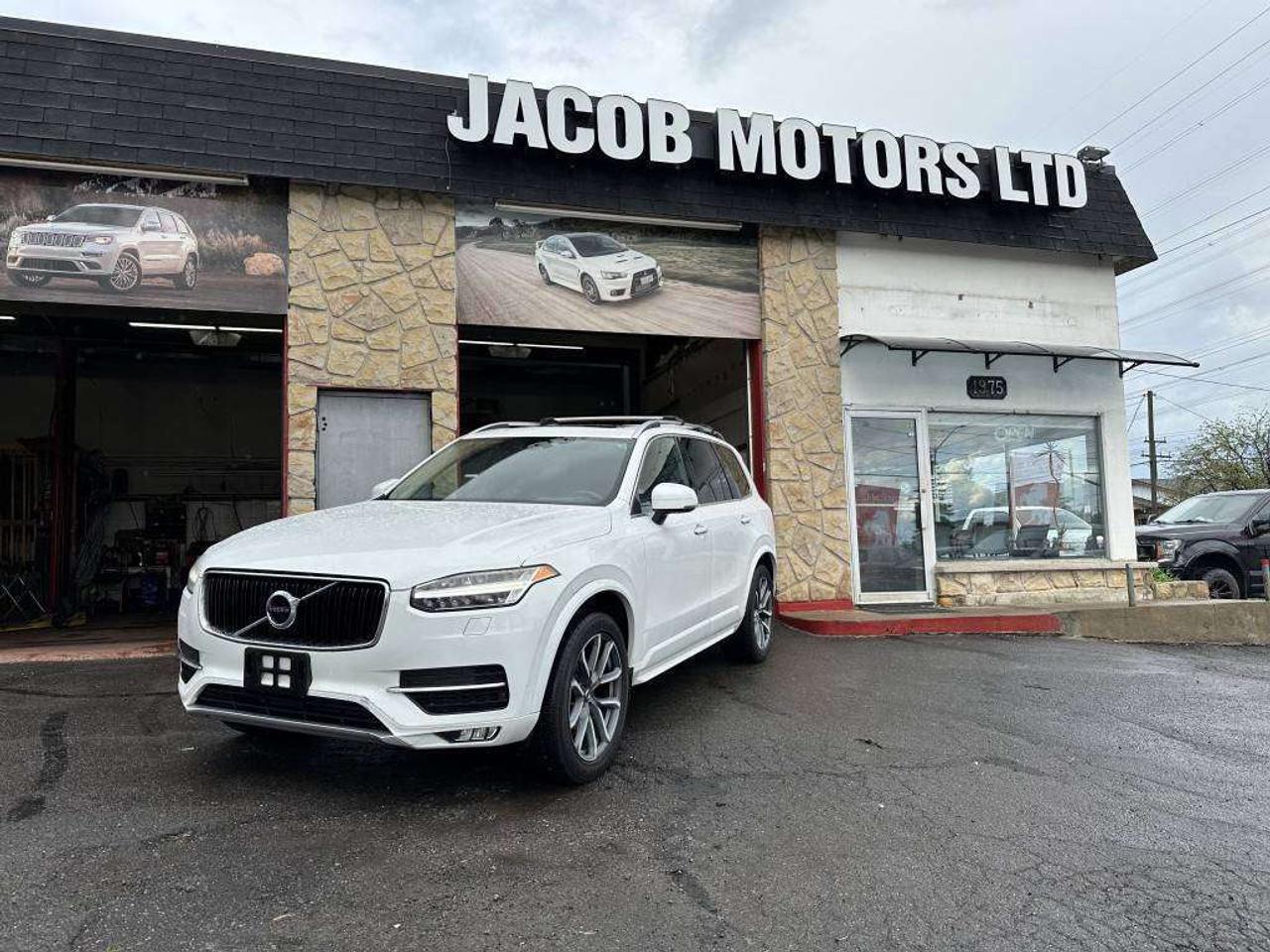 2016 Volvo XC90 T6 Momentum Photo0