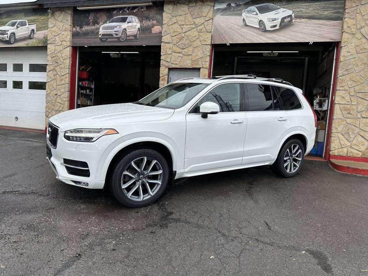 2016 Volvo XC90 T6 Momentum Photo