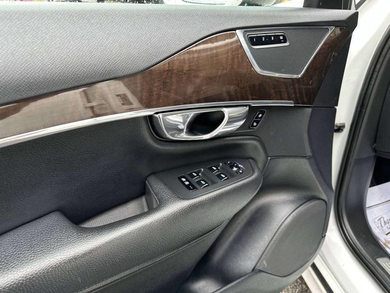 2016 Volvo XC90 T6 Momentum Photo