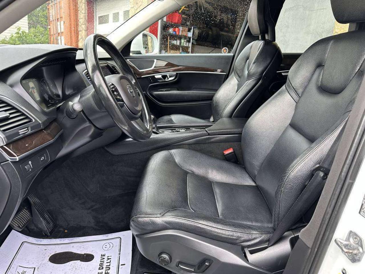 2016 Volvo XC90 T6 Momentum Photo