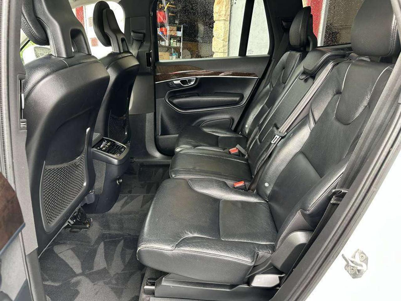 2016 Volvo XC90 T6 Momentum Photo