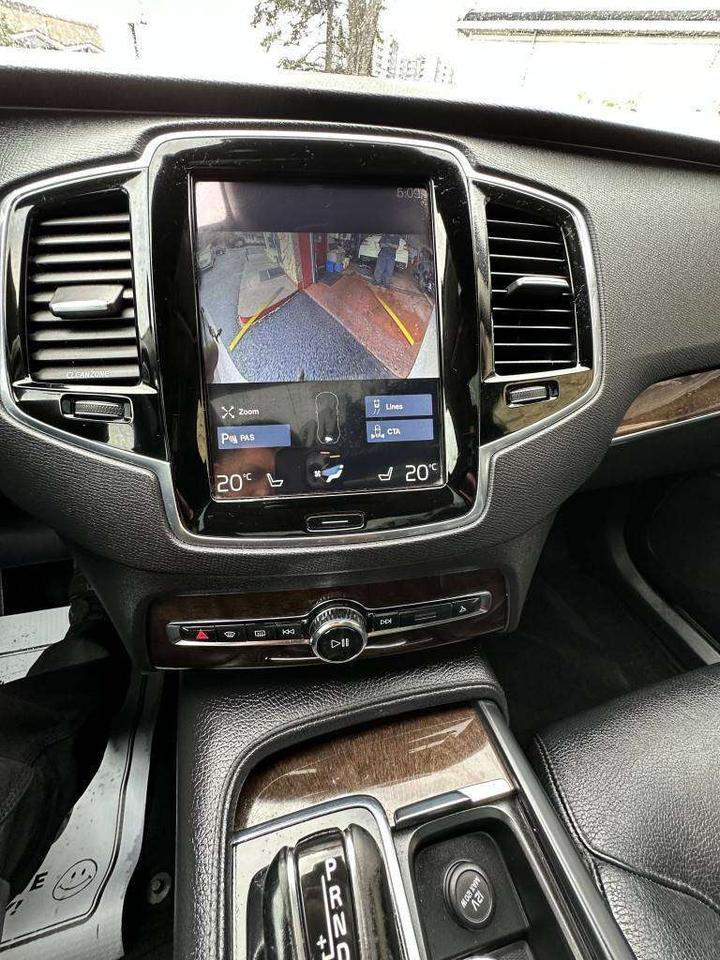 2016 Volvo XC90 T6 Momentum Photo