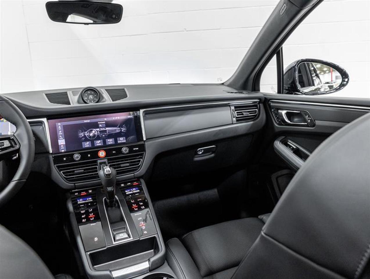 2026 Porsche Macan  Photo