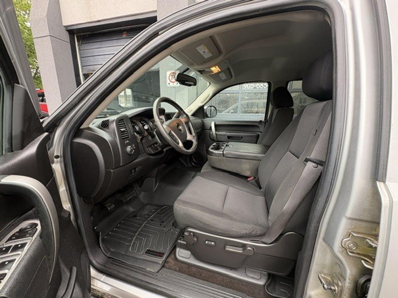 2011 Chevrolet Silverado 1500 4WD Crew Cab LT, SUPER CONDITION, ICE COLD A/C!! Photo2