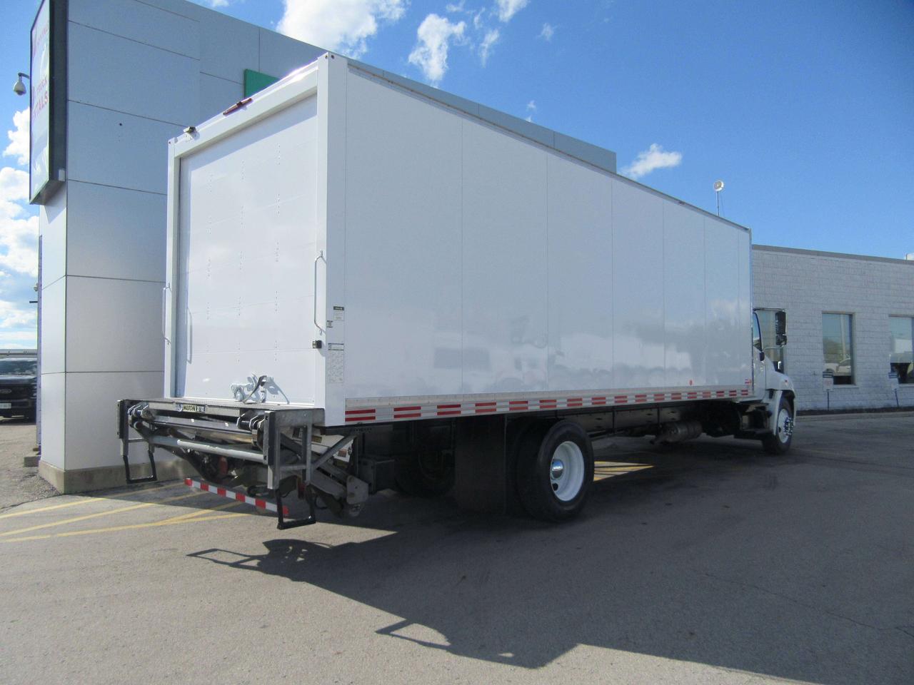 2023 Hino L7 CUMMINS 26FT BOX LARGE POWER LIFT/ROLLOUT RAMP Photo2