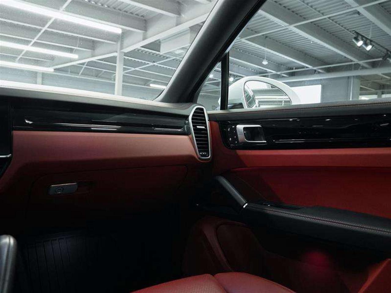 2023 Porsche Cayenne e-Hybrid Coupe Photo