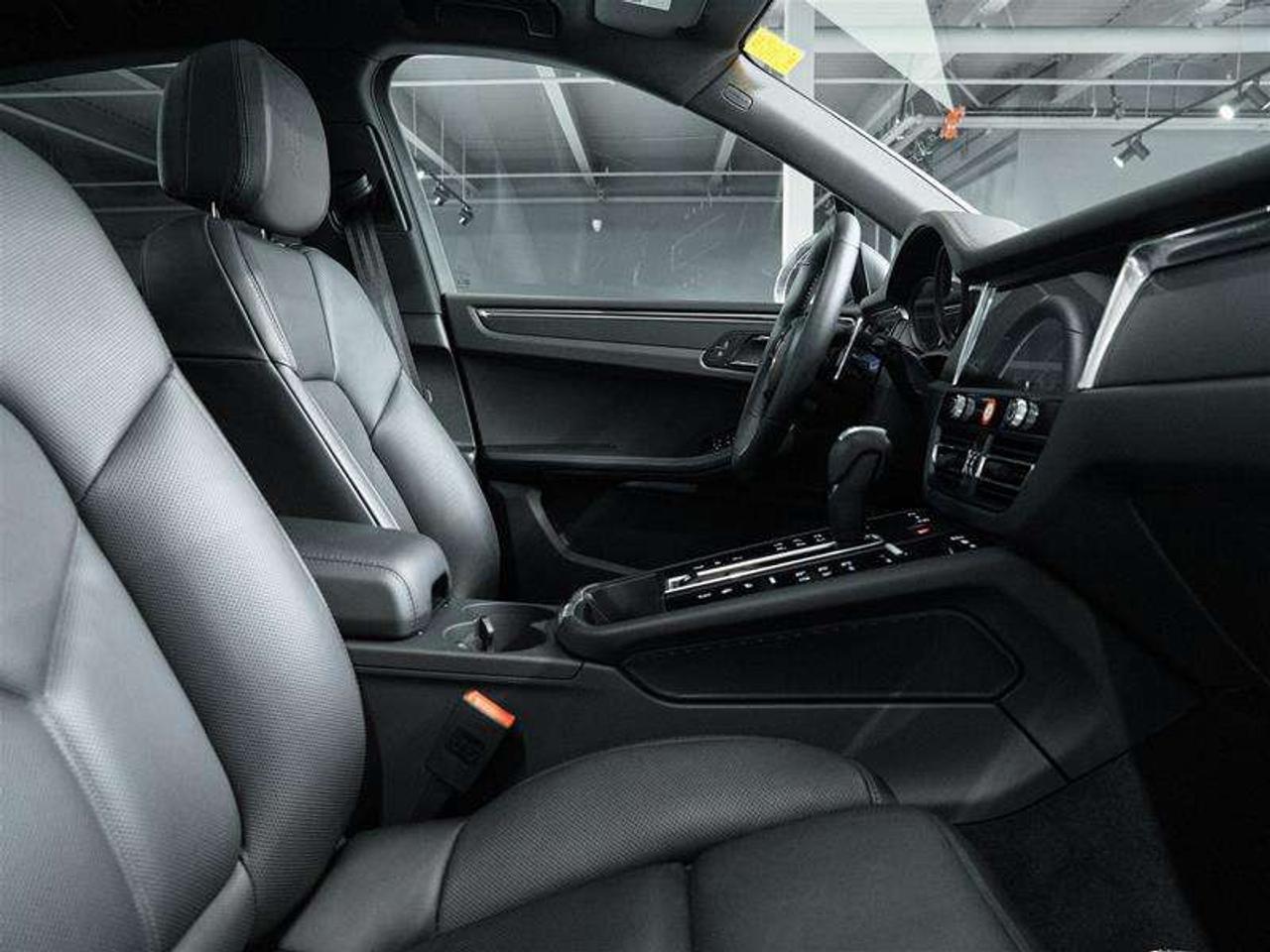 2026 Porsche Macan T AWD Photo