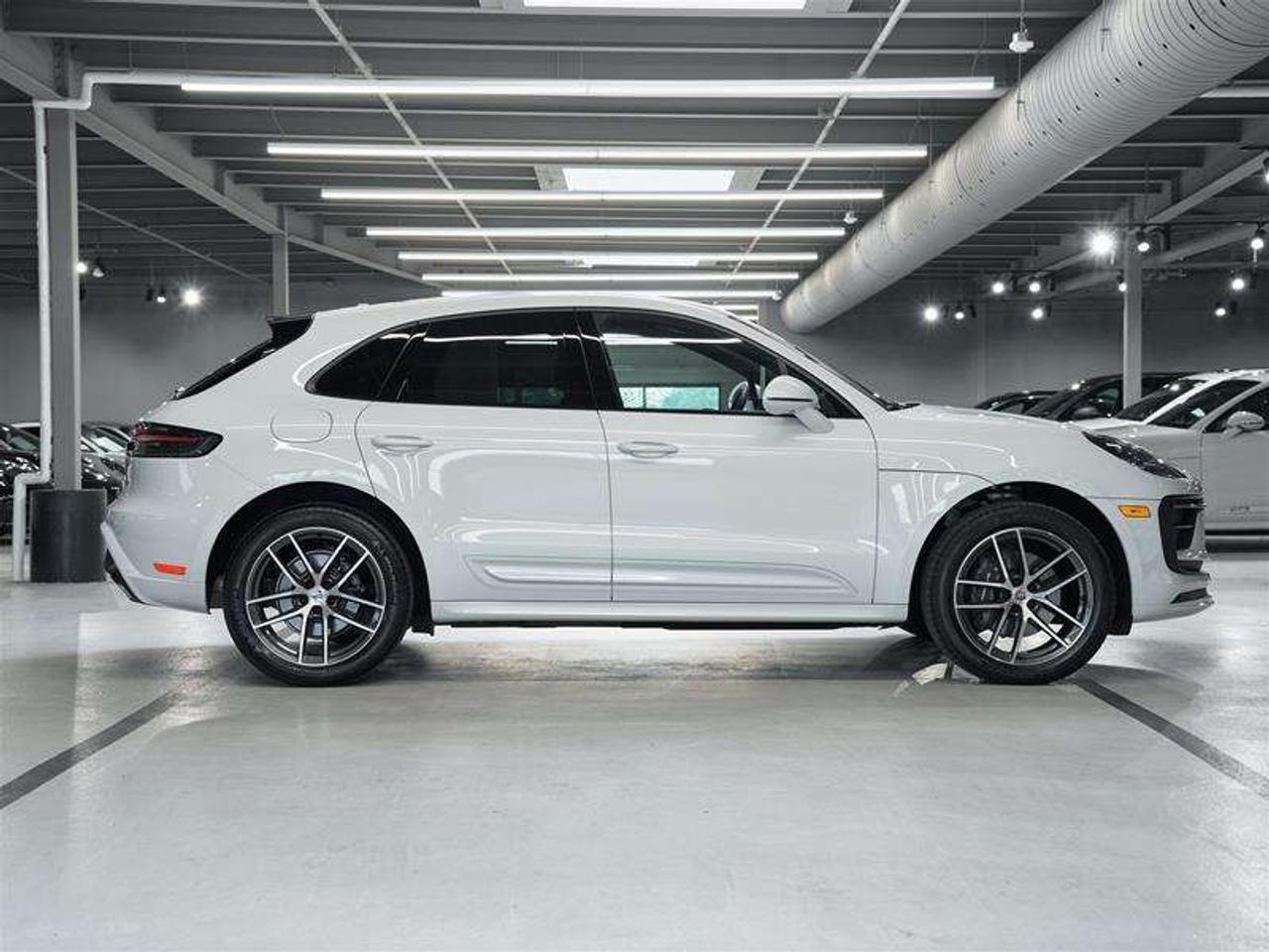2026 Porsche Macan AWD Photo4