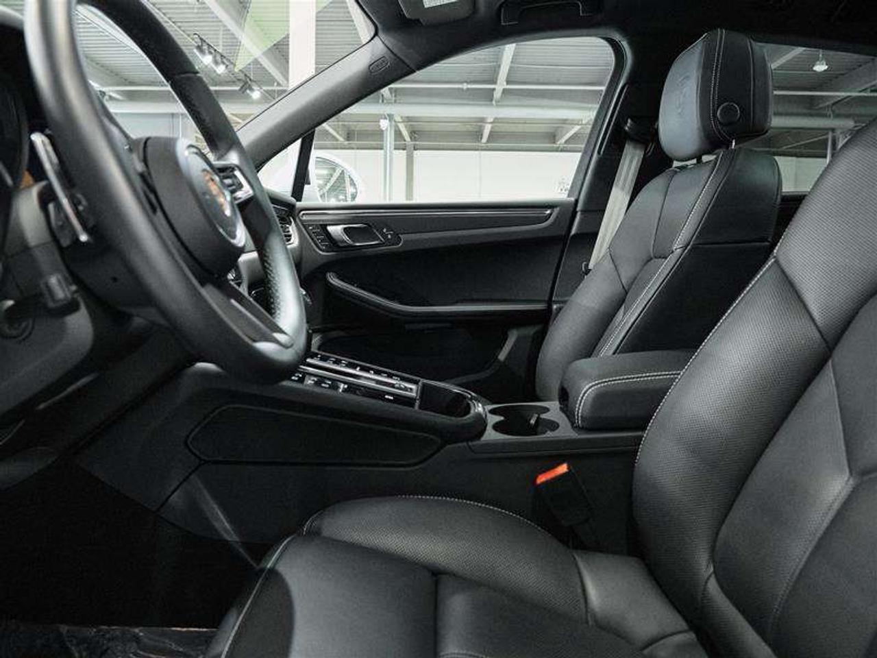 2026 Porsche Macan AWD Photo