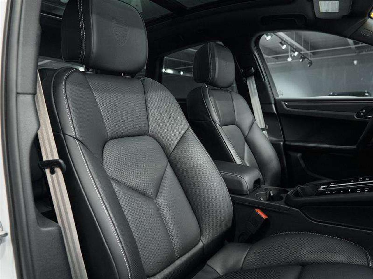 2026 Porsche Macan AWD Photo