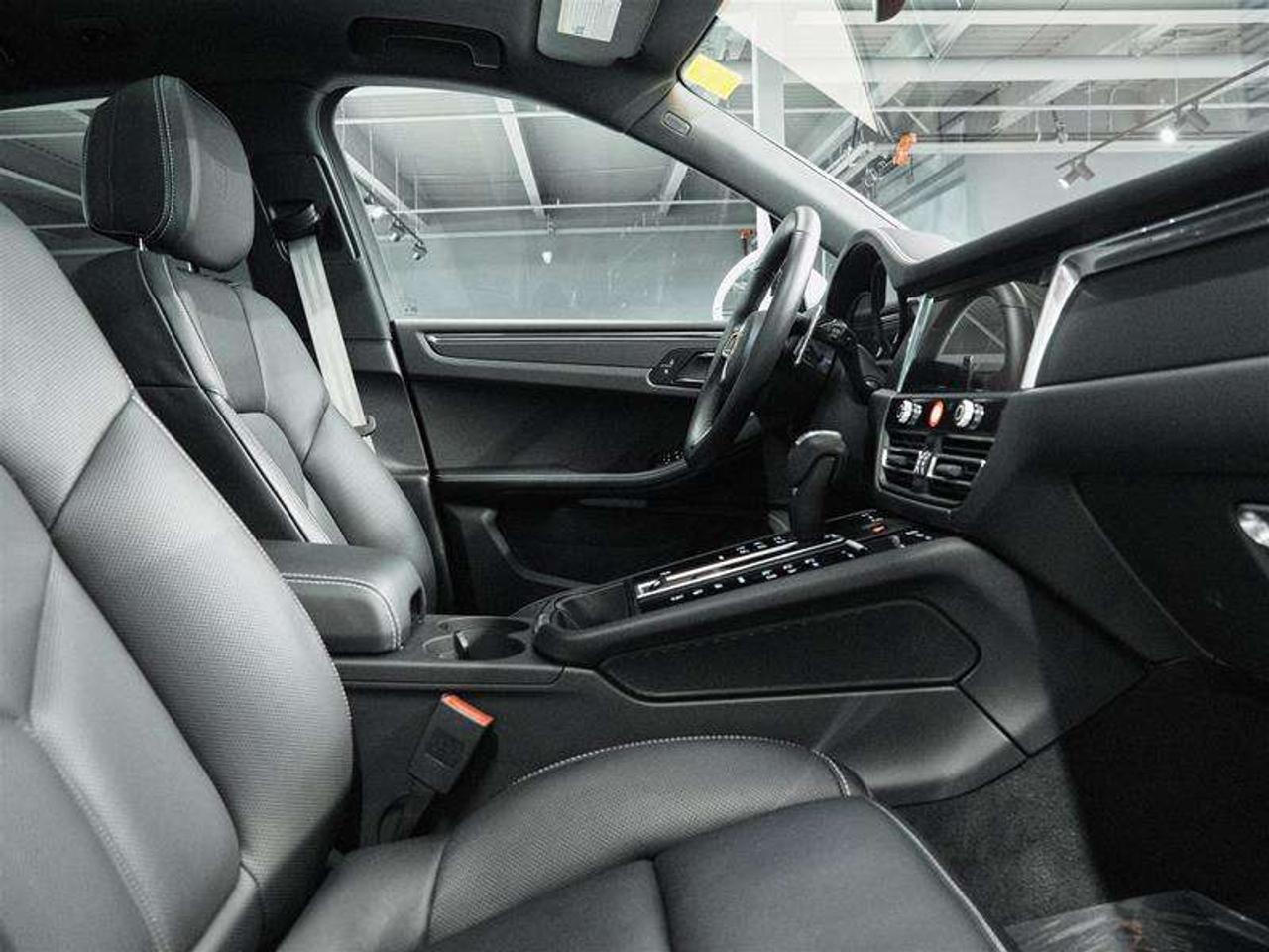 2026 Porsche Macan AWD Photo