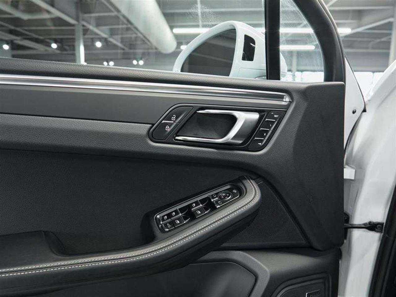 2026 Porsche Macan AWD Photo