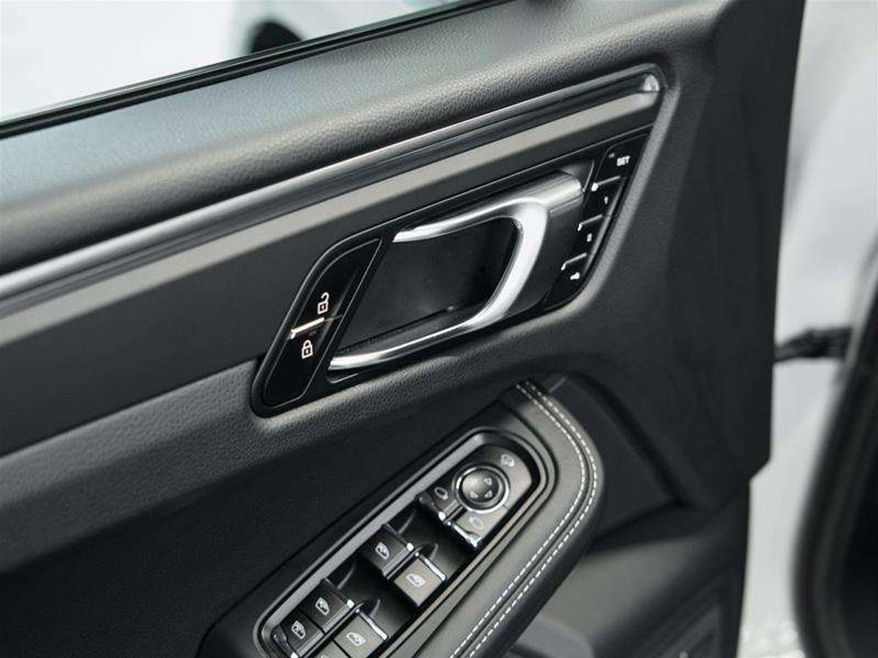 2026 Porsche Macan AWD Photo