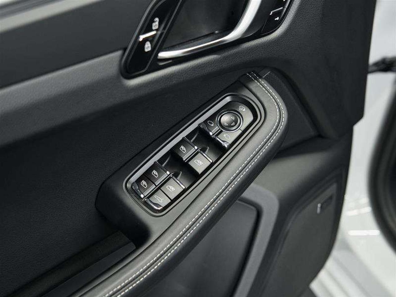2026 Porsche Macan AWD Photo