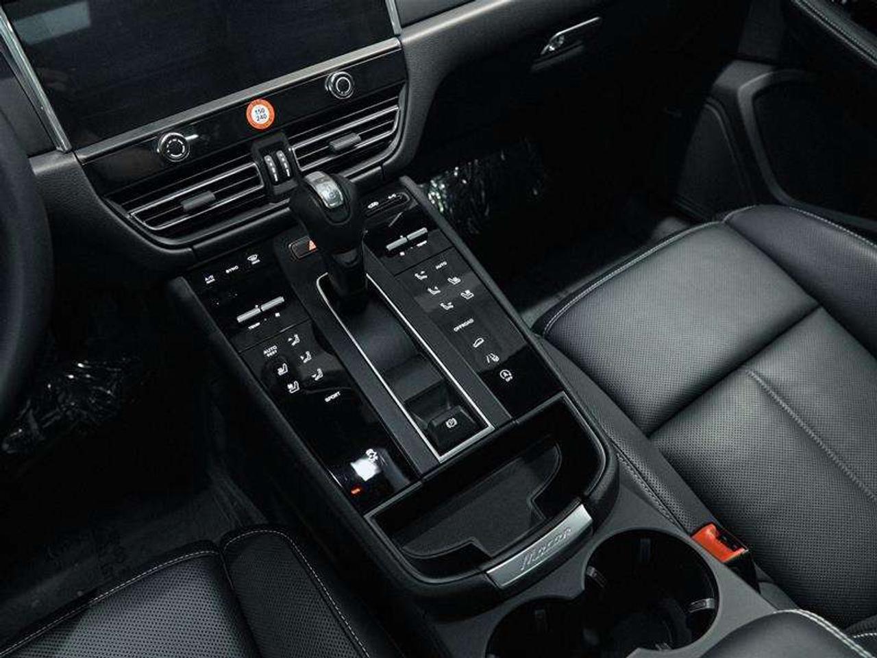 2026 Porsche Macan AWD Photo