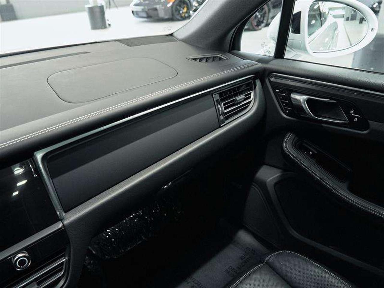 2026 Porsche Macan AWD Photo