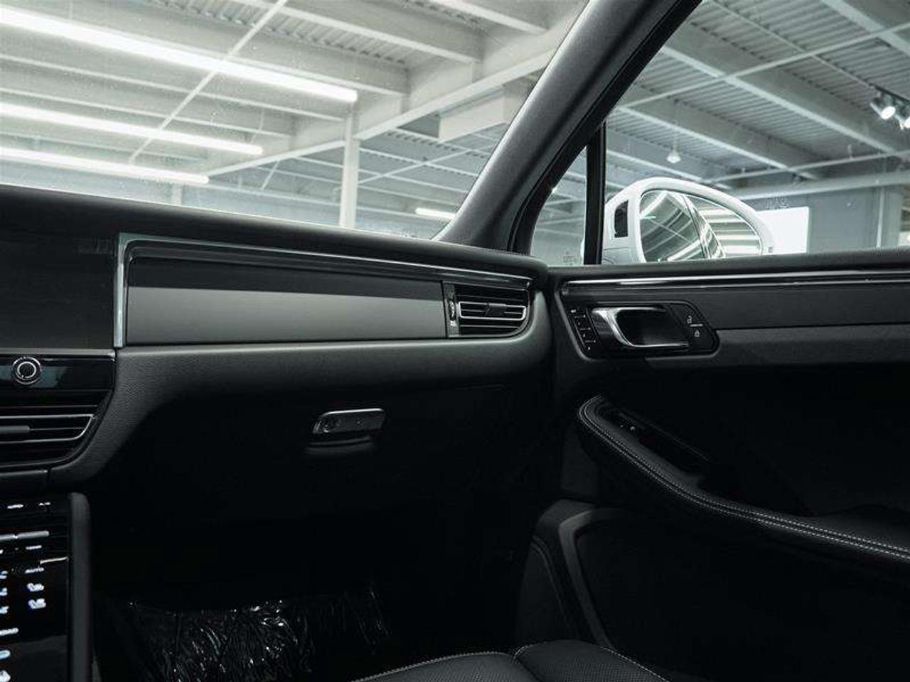 2026 Porsche Macan AWD Photo