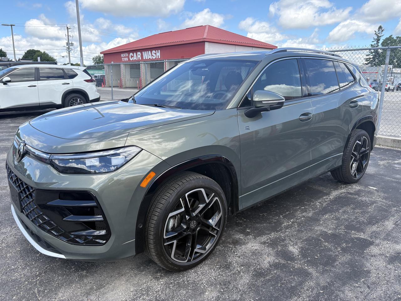 2026 Volkswagen Tiguan Highline Turbo R-Line Photo2