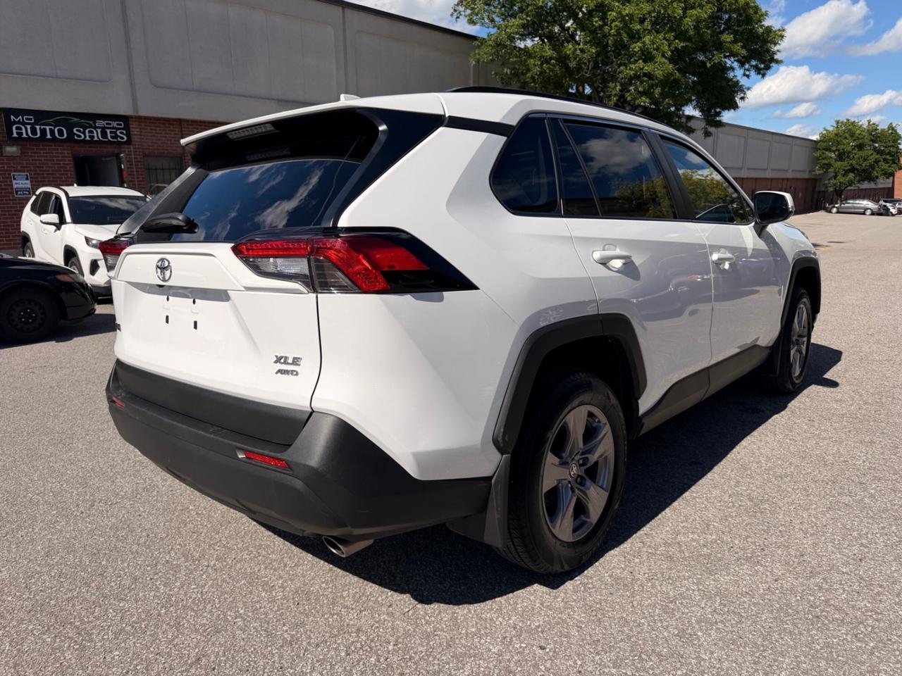 2023 Toyota RAV4 XLE AWD, ONE OWNER, SUNROOF, PUSH BUTTON START Photo