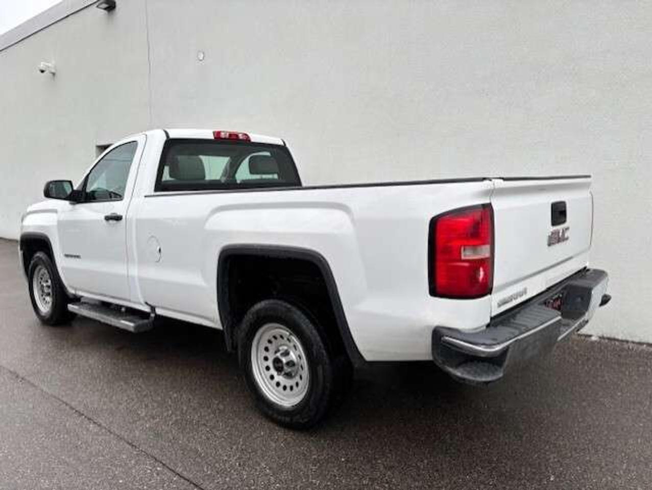 2017 GMC Sierra 1500 **REGULAR CAB 8FT LONG BOX-4.3L V6-NO ACCIDENTS** Photo3