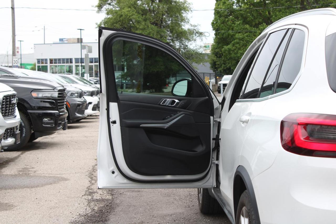 2023 BMW X5 Xdrive40i  Gps Moonroof BkpCam HtdSeats DriveModes Photo