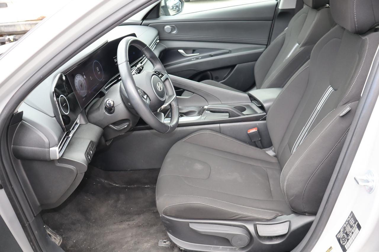 2025 Hyundai Elantra Preferred IVT w/Tech Pkg with sunroof Photo