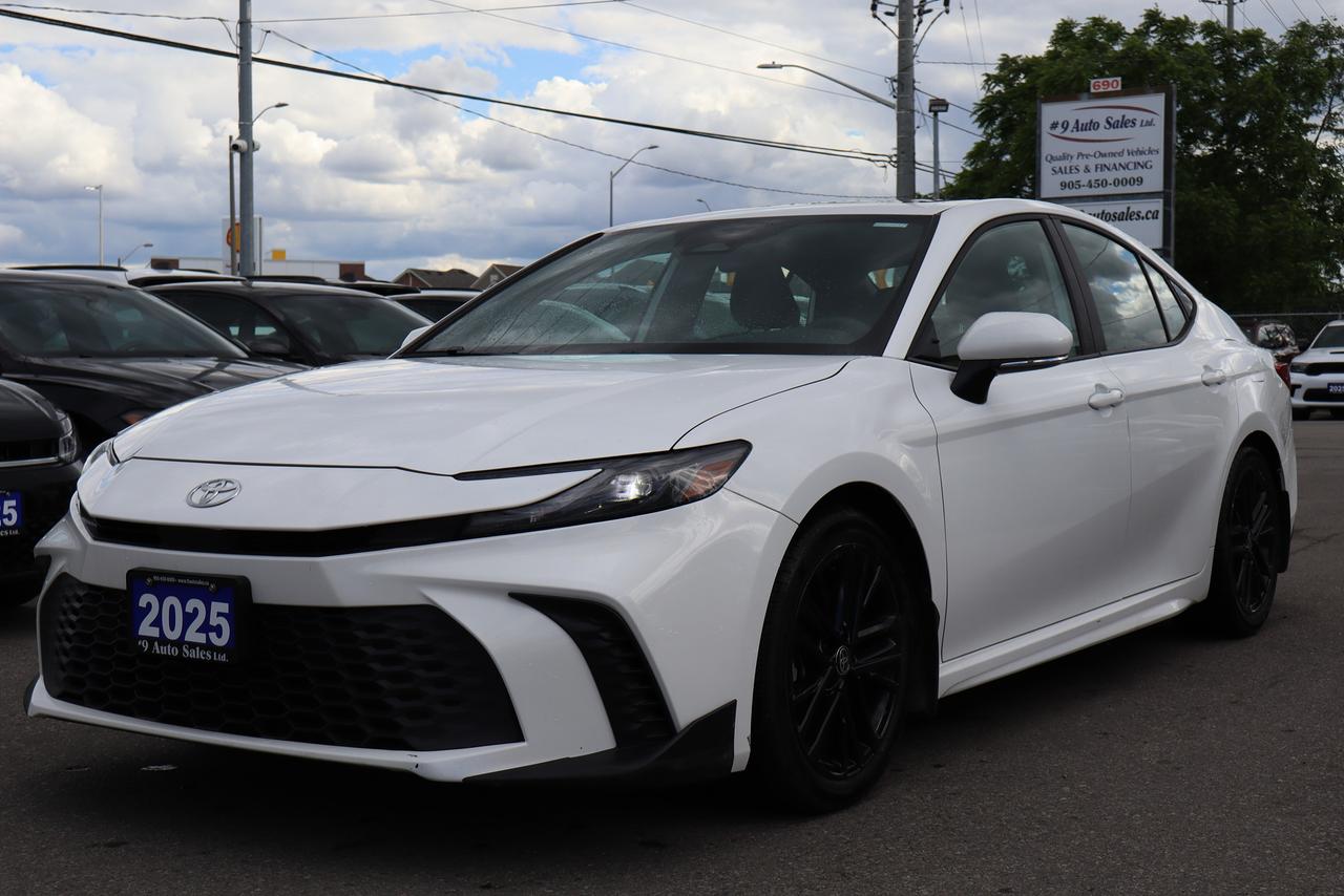 2025 Toyota Camry SE Hybrid Photo3