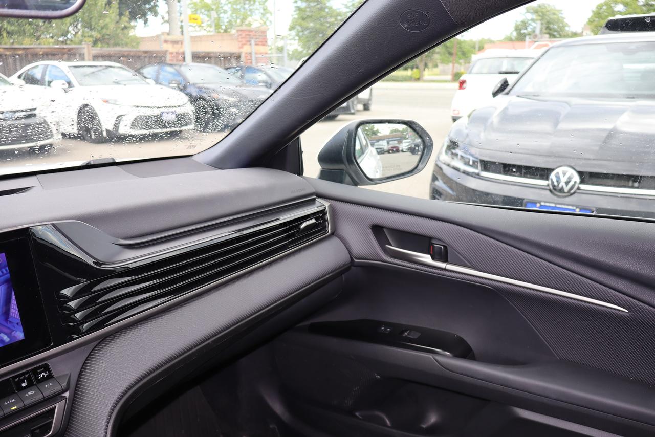 2025 Toyota Camry SE Hybrid Photo