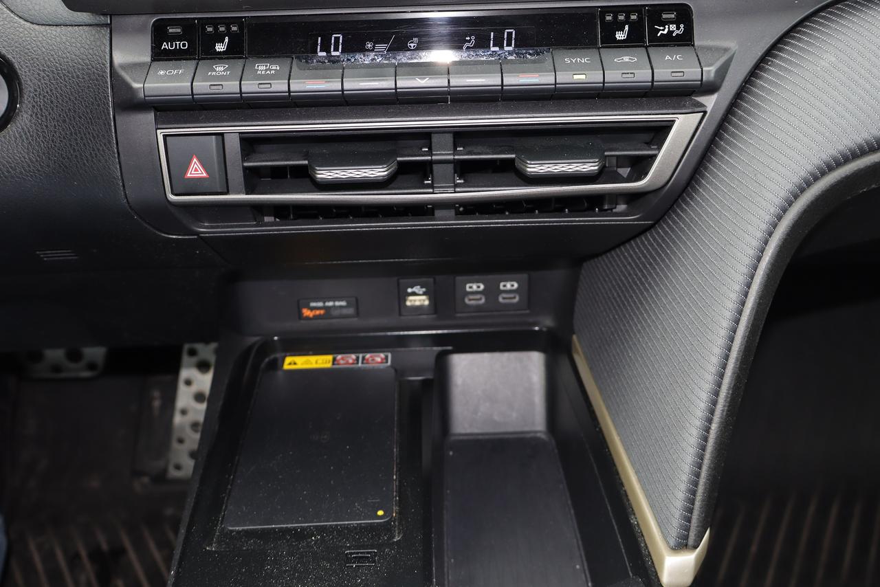 2025 Toyota Camry SE Hybrid Photo