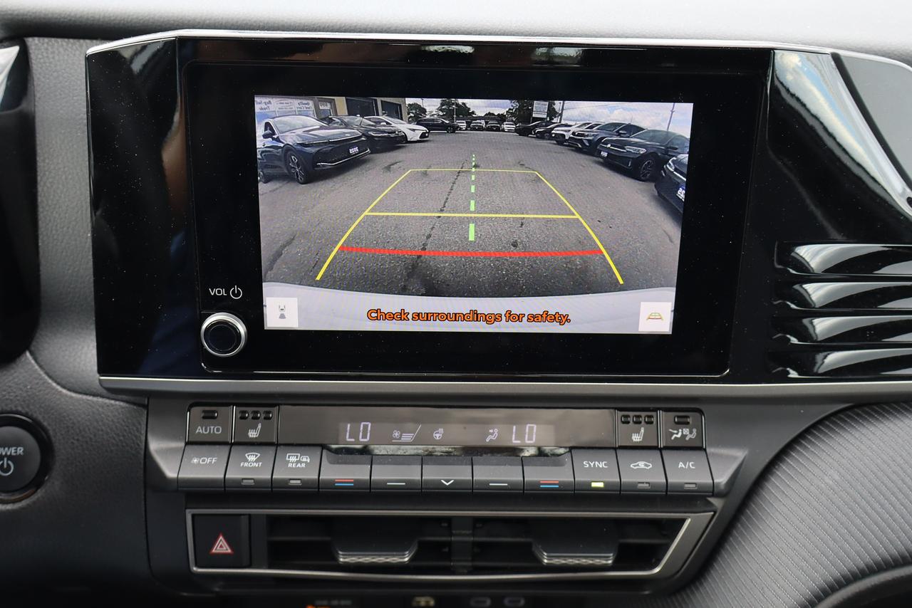 2025 Toyota Camry SE Hybrid Photo