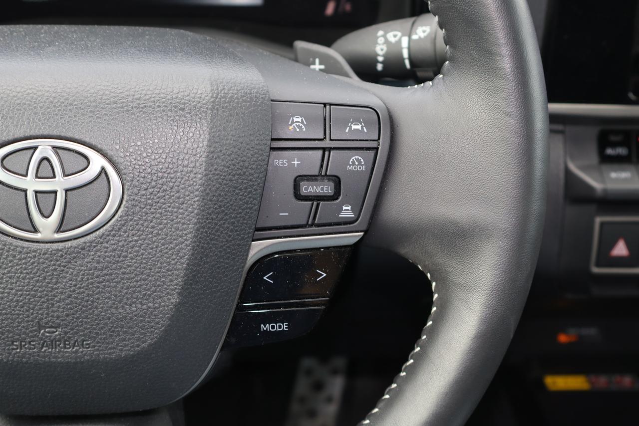 2025 Toyota Camry SE Hybrid Photo