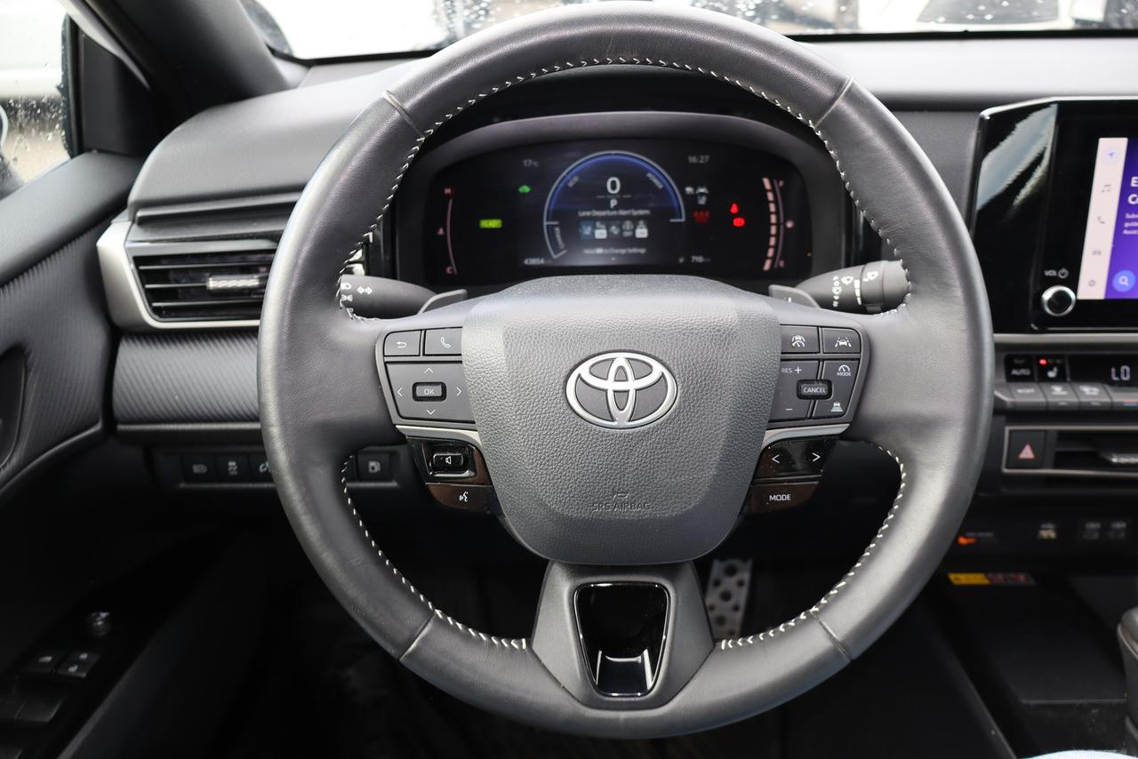 2025 Toyota Camry SE Hybrid Photo