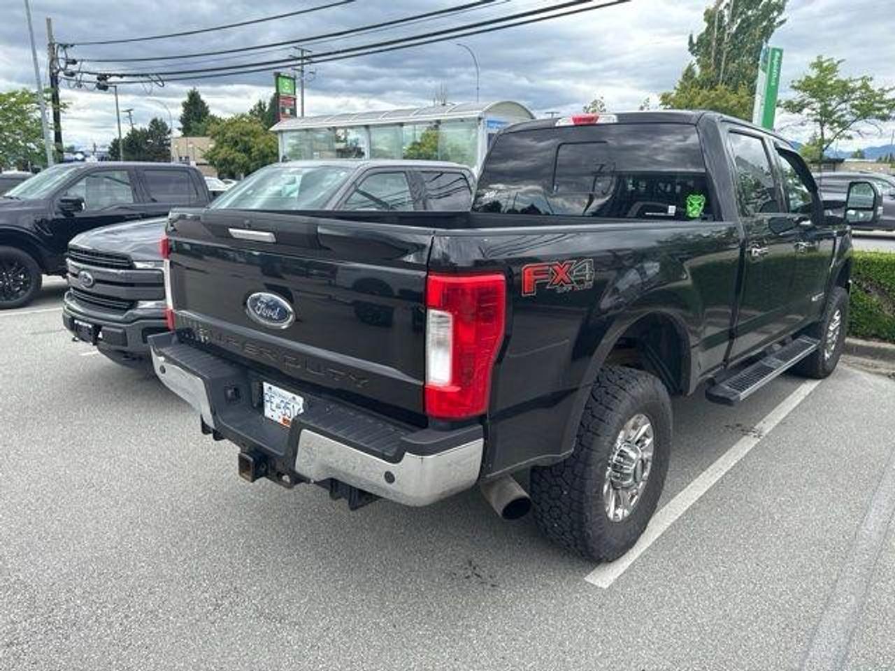 2017 Ford SUPER DUTY F-350 SRW 4WD Crew Cab 176" Lariat Photo