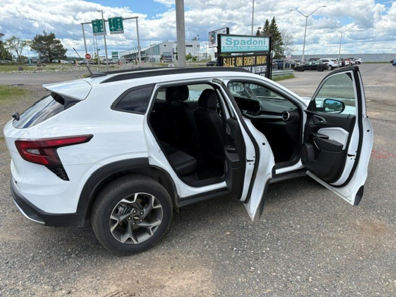 2025 Chevrolet Trax LT Photo3