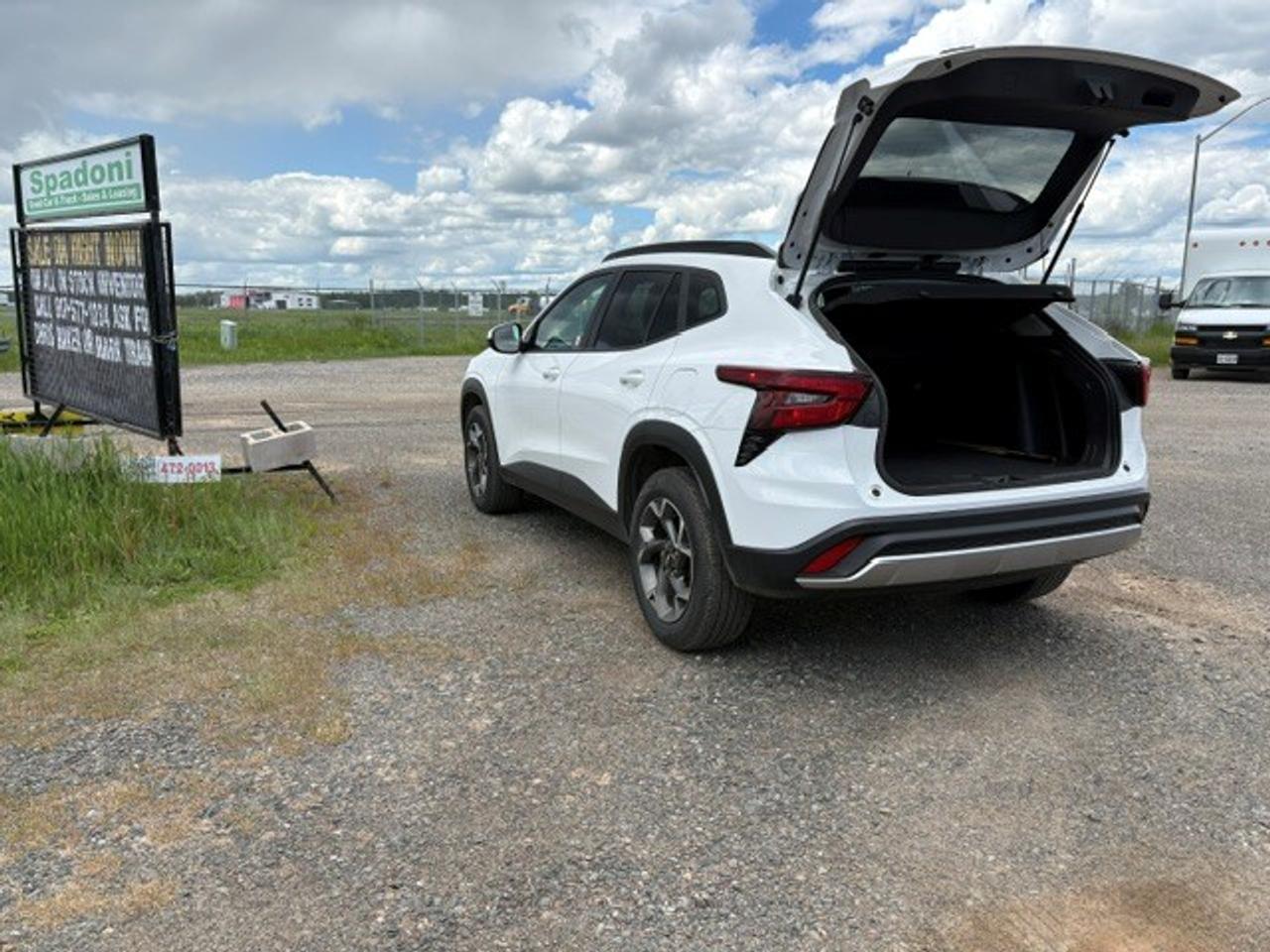 2025 Chevrolet Trax LT Photo2