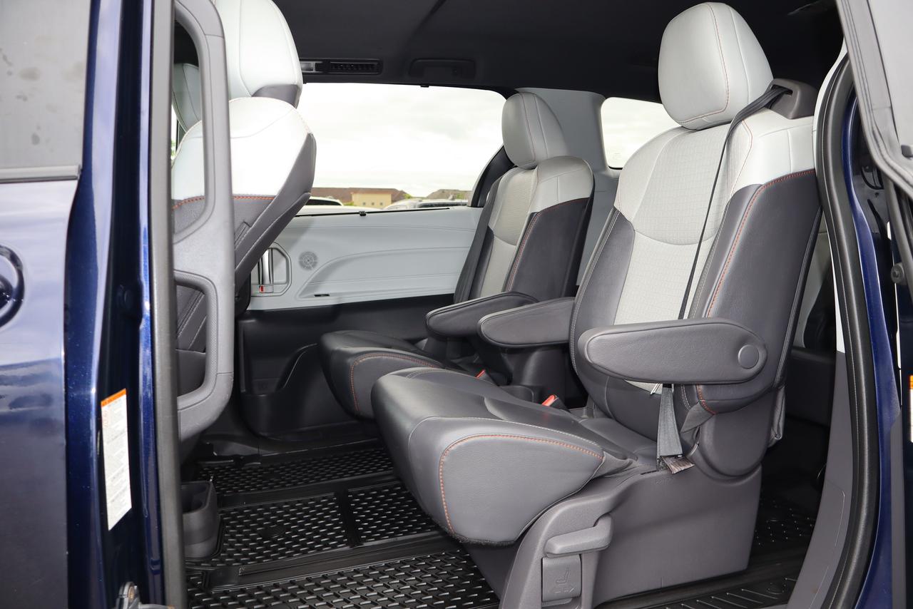 2021 Toyota Sienna XSE 7 PASSNGER Photo