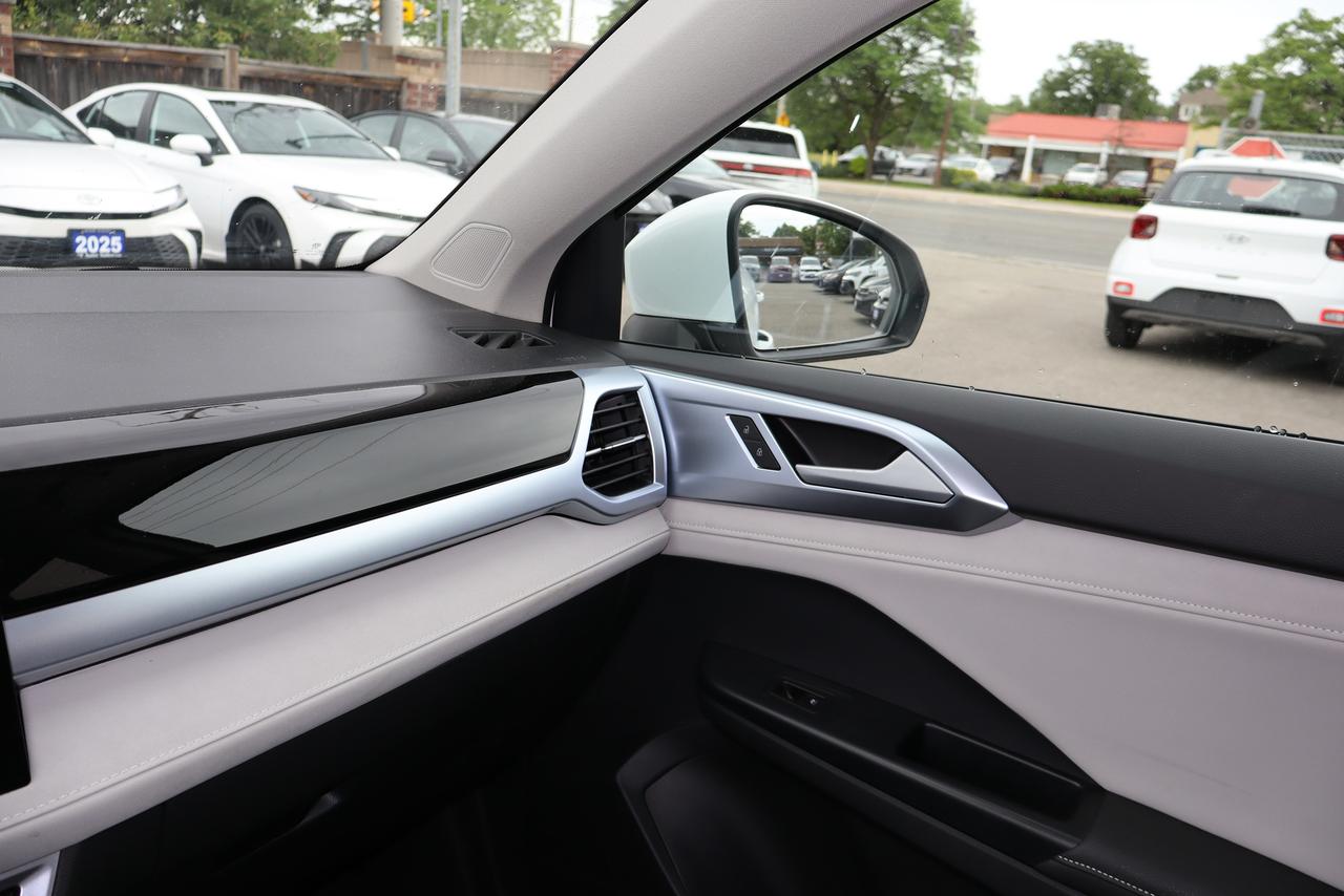 2025 Volkswagen Taos Comfortline 4Motion Photo