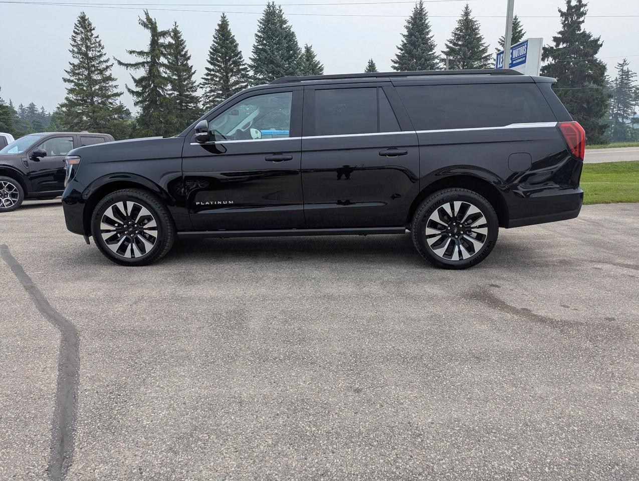 2027 Ford Expedition Platinum 4x4 Photo2