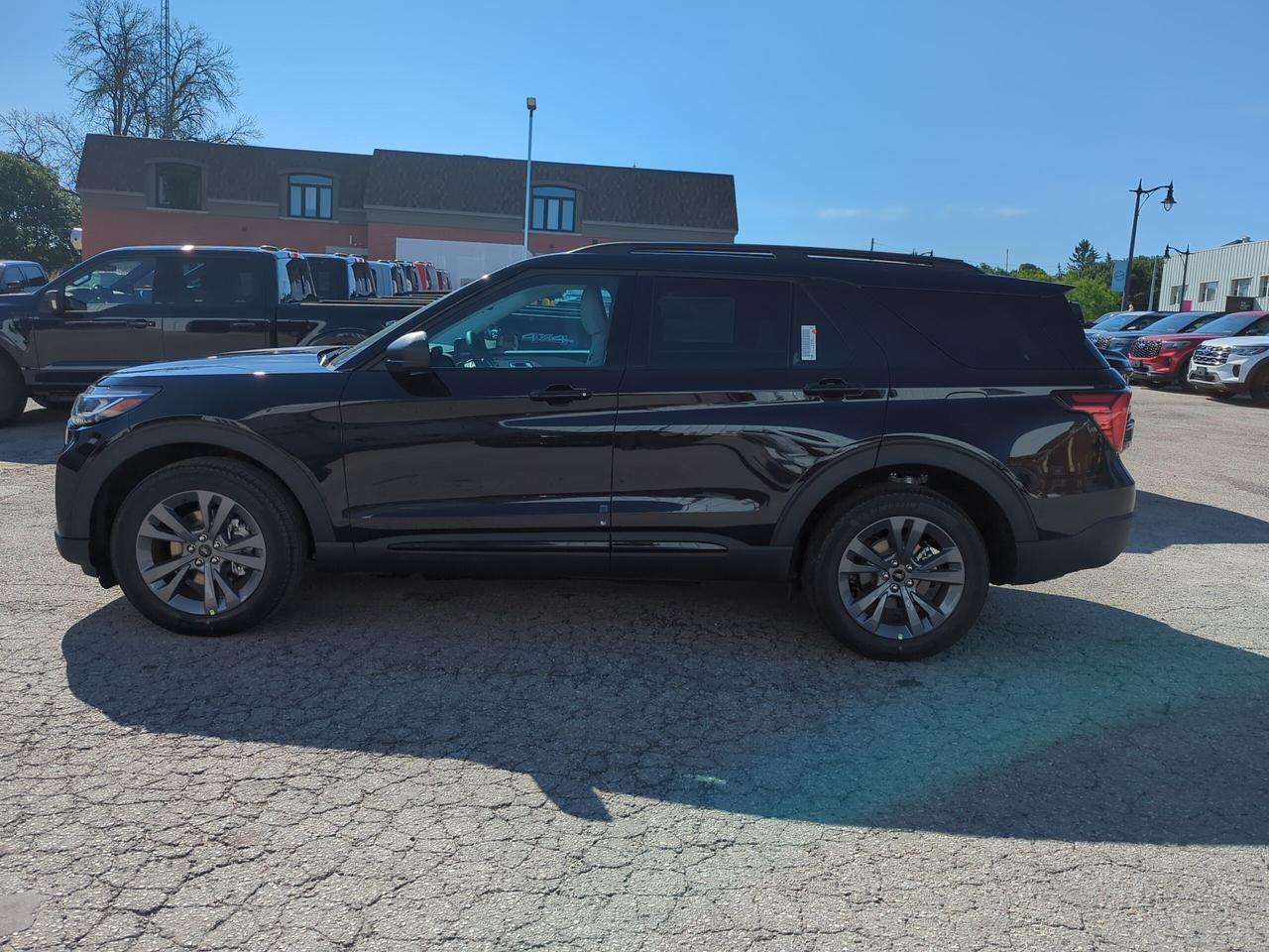 2026 Ford Explorer Active 4WD Photo2