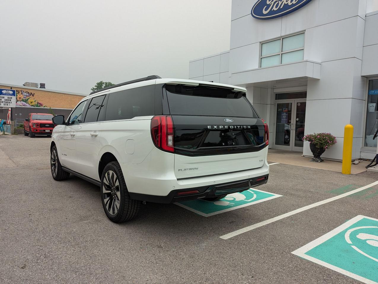 2027 Ford Expedition Platinum 4x4 Photo3
