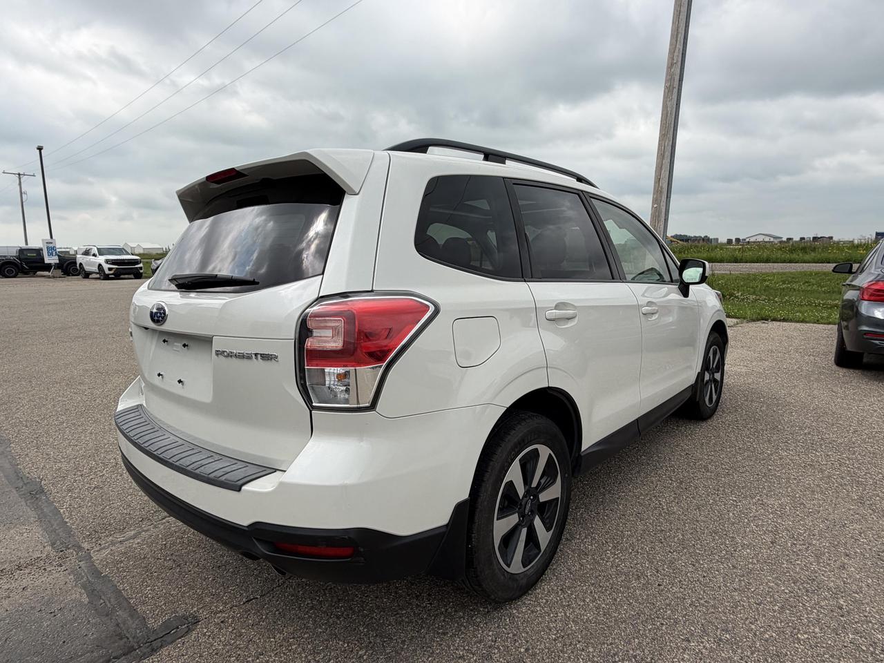 2018 Subaru Forester TOURING Photo3