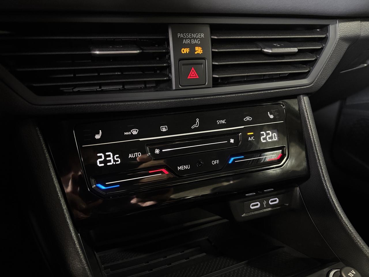 2025 Volkswagen Jetta Comfortline|ALLOYS|LEATHER|SUEDE|CARPLAY|HEATSEATS Photo
