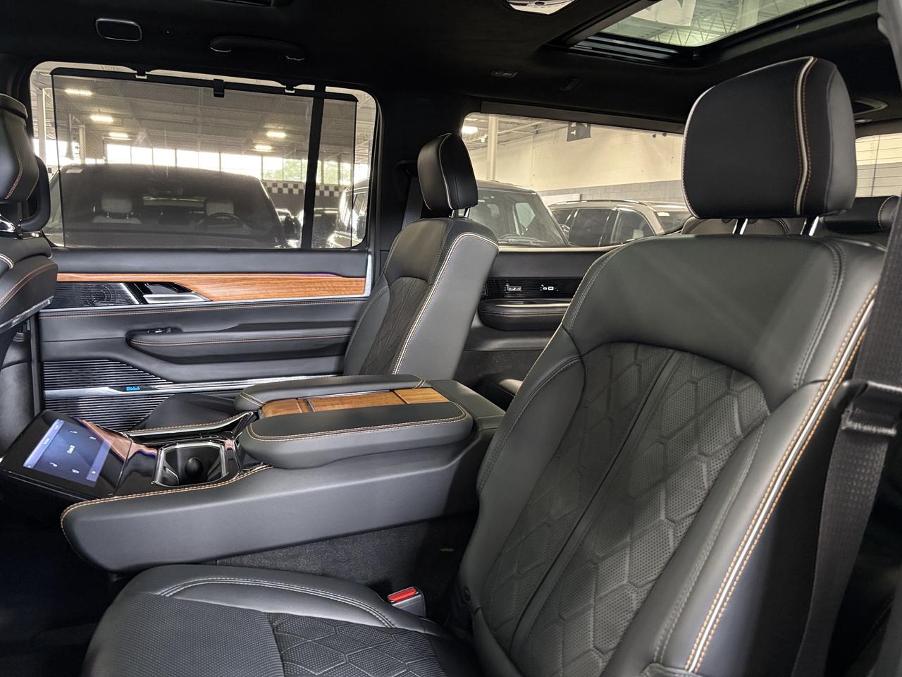 2022 Jeep Grand Wagoneer Series III 4x4|FAMCAM|7PASS|MASSAGE|WOOD|HEADSUP|+ Photo