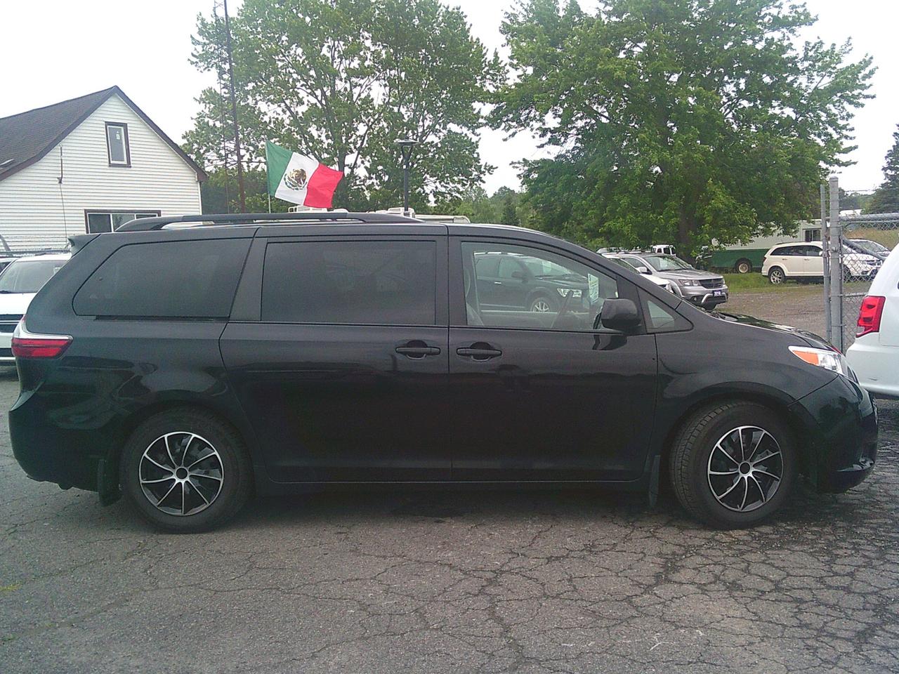 2015 Toyota Sienna 5 dr LE 8-Pass FWD Photo